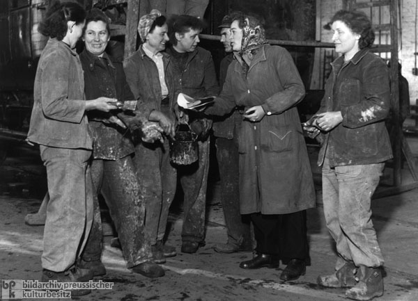 Arbeiterinnen im Reichsbahn-Ausbesserungswerk Wittenberge (1955)